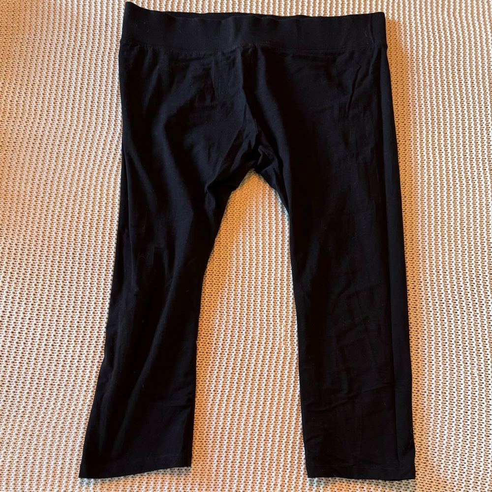 HUE Classic Black Cropped Leggings